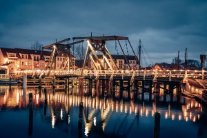 Wiecker Brücke im Advent © Philipp Marthaler Adventsleuchten im Ortsteil Greifswald-Wieck