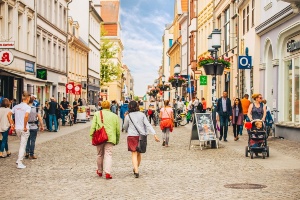 Innenstadt_Lange_Straße(WallyPruss)_ganzes_Bild © Wally Pruß Blick in die Einkaufsstraße lange Reihe mit Menschen