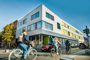 Kreuzung in Greifswald © Wally Pruß Verkehrssituation mit Fahrradfahrern und Autos an der Kreuzung Friedrich-Loeffler-Straße und Knopfstraße in Greifswald