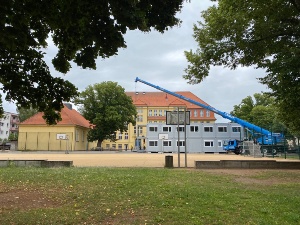 Krull-GS Containeraufbau, Foto Pressestelle © Pressestelle Auf dem Gelände der Krull-Grundschule wird eine Containeranlage aufgebaut.