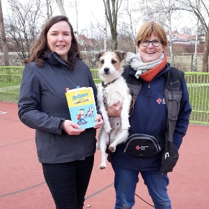 Stadtbibliothek und Christine Dembski, DRK Besuchsteam mit Hund Molle © Maria Wiese Stadtbibliothek und Christine Dembski, DRK Besuchsteam mit Hund Molle