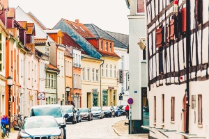 Muehlenstrasse_Mai2017(WallyPruss)_ganzes_Bild © Wally Pruß Blick in die Mühlenstraße mit parkenden Autos