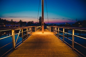 Museumshafen Brücke © Wally Pruß Fußgängerbrücke am Greifswalder Museumshafen bei Nacht