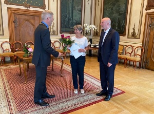 Nachehrung Stadtempfang Regina Wegner, Foto Pressestelle (12) © Pressestelle Dr. Fassbinder und Egbert Liskow sprechen im Trausaal mit Regina Wegner.