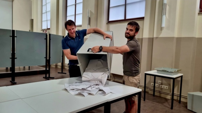 Ausschüttung der Wahlurne im Wahllokal des Friedrich-Ludwig-Jahn-Gymnasiums nach der Stichwahl zur Oberbürgermeisterwahl