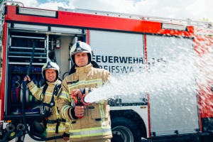 Feuerwehr Greifswald © Philipp Marthaler Portrait der Feuerwehr Greifswald mit Wasserschlauch