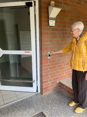 Renate Gloger hat sich für den Einbau einer automatischen Türoöffnung eingesetzt © Benny Bernhardt Renate Gloger hat sich für den Einbau einer automatischen Türoöffnung im Ernst-Thälmann-Ring eingesetzt