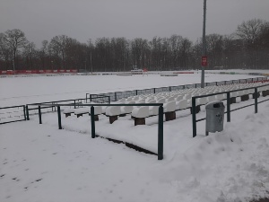 Schnee und Eis im Volksstadion 2023, Foto Jörg Mohr © Jörg Mohr Blick auf die Zuschauerreihen und den Rasen im Volksstadion, der unter einer dicken Schneedecke liegt