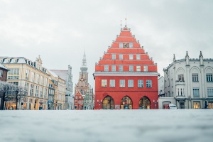 Schnee in Greifswald © Philipp Marthaler Der Historische Marktplatz in Greifswald ist von Schnee bedeckt