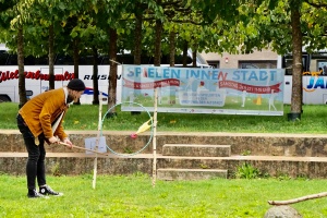 Spieleninne(n)stadt © Gudrun Koch Im Rahmen der Veranstaltung Spieleninne(n)stadt kann die Sportart Gummihuhn-Golf ausprobiert werden
