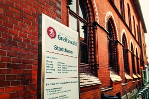 Stadthaus_Greifswald_Schild(WallyPruss)_1_ganzes_Bild © Wally Pruß Teilansicht des Stadthauses