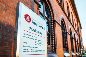 Ansicht des Stadthauses mit Öffnungszeiten