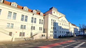Anklamer Straße vor dem Theater © Pressestelle Blick auf die Anklamer Straße und das Theater Vorpommern