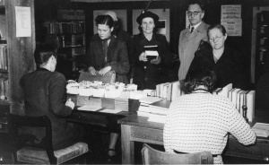 Thekenausleihe im Jahr 1953 © Stadtbibliothek Hans Fallada Thekenausleihe in der Goethestraße im Jahr 1953