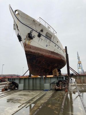 Trockenstellung der GREIF © Eigenbetrieb der GREIF Im Zuge der Sanierungsarbeiten am Segelschulschiff GREIF wurde das Schiff in der Volkswerft Stralsund trockengestellt
