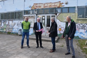 Übergabe Förderbescheid Sporthalle III (und II), Foto Pressestelle (37) © Pressestelle Minister Pegel übergibt vor der Sporthalle III Förderbescheide unter anderem an Dr. Fassbinder