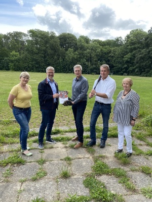 Übergabe Förderbescheid an HSG Uni Greifswald © Pressestelle Universitäts- und Hansestadt Greifswald Die Übergabe des Fördermittelbescheides an die HSG Universität Greifswald erfolgte am 16. Juni 2022 auf dem Sportplatz in der Hainstraße in Greifswald-Eldena
