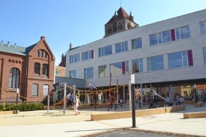 Käthe-Kollwitz-Grundschule © Pressestelle der Universitäts- und Hansestadt Greifswald Innenhof und Spielplatz der Käthe-Kollwitz-Grundschule in Greifswald