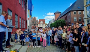 Übergabe Pokal Stadtradeln, Foto Pressestelle (3) © Pressestelle Dr. Fassbinder und Thomas Prauße mit vielen Kindern und Erwachsenen vor dem Rathaus
