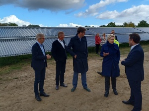 Übergabe Solarthermieanlage, Foto Sven Pokrandt (19) © Sven Prokrandt Prominente Gäste vor der großen Solarthermieanlage