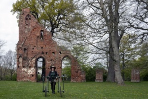 Geomagnetische Untersuchung des Geländes der Klosterruine © Karl Isekeit Geomagnetische Untersuchung des Geländes der Klosterruine