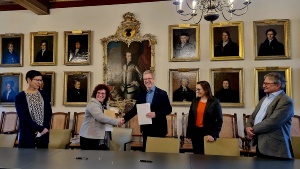 Universität und Stadt Greifswald erneuern Kooperationsvereinbarung © Pressestelle der Universitäts- und Hansestadt Greifswald Unterzeichnung des Kooperationsvertrages im Konzilsaal der Universität Greifswald