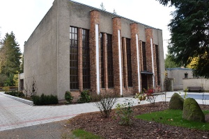 Neuer Friedhof © Pressestelle der Universitäts- und Hansestadt Greifswald Vorplatz zur Trauerhalle auf dem Neuen Friedhof in Greifswald