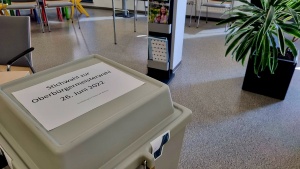 Wahllokal zur Stichwahl, Foto Pressestelle © Pressestelle Wahlurne in einem Wahllokal