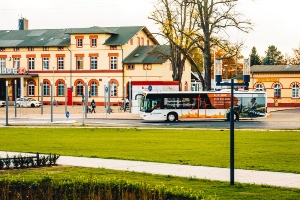 ZOB_Bus(WallyPruss)_ganzes_Bild © Wally Pruß Blick über den Paepke-Platz zum Bahnhof und Busbahnhof