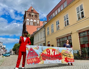 Erstes Greifswalder Zirkulum © Gudrun Koch Innenstadtkoordinatorin Ramona Wolf und Mitorganisator Elias Elastisch halten das Banner zum ersten Greifswalder Zirkulum hoch