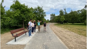 Pressestelle der Universitäts- und Hansestadt Greifswald v.l.n.r. Jan Lüders, Jeannette von Busse, Dieter Schick, Björn Treber und Andreas Wolf eröffnen die neuen Wege im Stadtpark