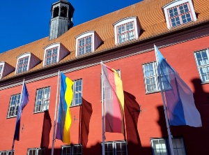 ukrainische Flagge © Pressestelle vier Flaggen vor dem Rathaus, darunter die ukrainische