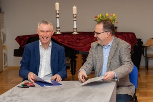 Unterzeichnung der Vereinbarung zwischen Musikschulen in Greifswald und Goleniów © Musikschule Goleniów Roman Rydz und Carsten Witt unterzeichnen die Vereinbarung der Musikschulen in Greifswald und Goleniów