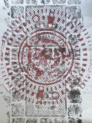 Gullideckel Druckaktion © druckkammer Gedruckter Gullideckel aus der Universitäts- und Hansestadt Greifswald auf Leinen zum Tag der Druckkunst am 15. März