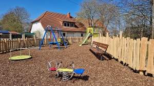 Neuer Spielplatz in Friedrichshagen © Dezernat II Der neue Spielplatz in Friedrichshagen bietet ein Spielhaus mit Rutsche, ein Karussell, eine Nestschaukel, eine Doppelfederwippe sowie eine kleine Calisthenics-Anlage
