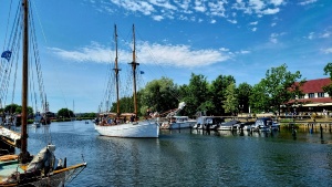 34. Gaffelrigg © Pressestelle der Universitäts- und Hansestadt Greifswald Ein Traditionssegler schippert während der 34. Gaffelrigg auf dem Ryck in Richtung Wiecker Brücke.