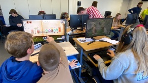 6. Klasse der CDF-Schule testet in Stadtbibliothek Computerspiele für TOMMY, Foto Pressestelle (2) © Pressestelle Kinder testen im Computerkabinett der Stadtbibliothek verschiedene Spiele.