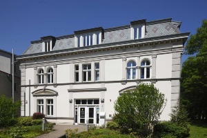 Amtsgericht Greifswald © Pressestelle der Universitäts- und Hansestadt Greifswald Blick auf den Haupteingang und die weiße Hausfassade des alten Amtsgerichts in Greifswald