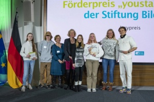 Das Team Aufmöbeln von der Arndt-Schule bei der Preisverleihung © Stiftung Bildung Aufmöbeln Arndt Schule