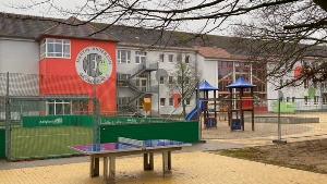 Außenanlage Nexö-Grundschule, Foto Pressestelle (2) © Pressestelle Die neuen Außenanlage der Nexö-Grundschule mit neuer Tischtennisplatte und neuen Spielgeräten