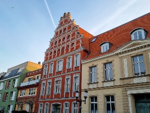 Außenansicht Stadtbibliothek © Pressestelle der Universitäts- und Hansestadt Greifswald Sicht von der Knopfstraße auf die Fassade der Stadtbibliothek Hans Fallada in Greifswald