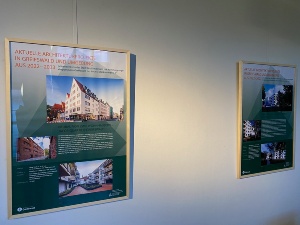 Ausstellung Architektur Kleine Rathausgalerie, Foto Pressestelle © Pressestelle Zwei Bilder der Ausstellung Architekturprojekte in der Kleinen Rathausgalerie
