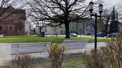 zwei weiße Bänke am Bonhoefferplatz