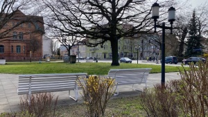 Bänke im Greifswalder Stadtgebiet, Foto Pressestelle (3) © Pressestelle zwei weiße Bänke am Bonhoefferplatz