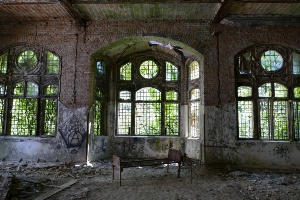 Beelitz-Heilstätten © Yvonne Melzer Blick auf ein altes Bettgestellt, das in einem Raum in den verlassenen Beelitz-Heilstätten steht