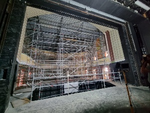 Blick von Theaterbühne ins Publikum © Pressestelle der Universitäts- und Hansestadt Greifswald Blick von Theaterbühne in den Theatersaal während der Sanierung, in dem ein riesiges Baugerüst aufgebaut ist