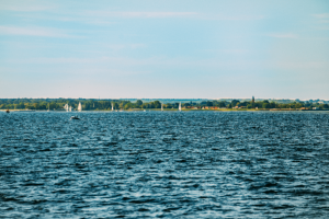 Blick auf Wieck © Wally Pruß Blick vom Greifswalder Bodden, auf dem einige Segelschiffe fahren, auf den Greifswalder Stadtteil Wieck