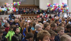 Büchertürme Abschluss 2017 © Stadtbibliothek Hans Fallada Viele Kinder und deren Eltern feierten 2017 den Abschluss der Büchertürme im Greifswalder Dom St. Nikolai