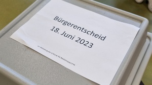 Bürgerentscheid © Pressestelle Wahlurne mit Aufschrift Bürgerentscheid
