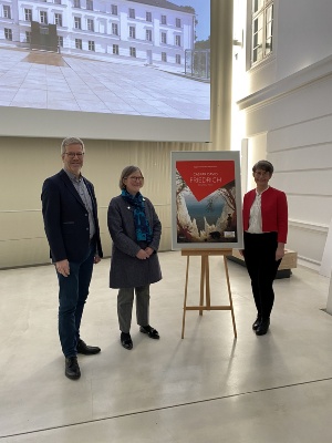 Caspar David Friedrichs Gemälde Kreidefelsen auf Rügen kommt im Jubiläumsjahr 2024 nach Greifswald © Pressestelle der Universitäts- und Hansestadt Greifswald Oberbürgermeister Dr. Stefan Fassbinder, Dr. Ruth Slenczka (Direktorin des Pommerschen Landesmuseums) und Birte Frenssen (Kunsthistorikerin am Pommerschen Landesmuseum) im Pommerschen Landesmuseum